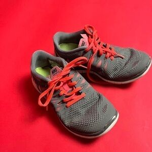 Grey and neon red running shoes 🤍❤️